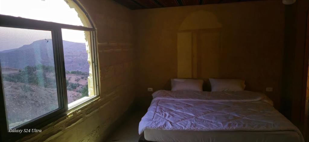 Nespecifikovaný výhled na hory nebo výhled na hory při pohledu z hostelu