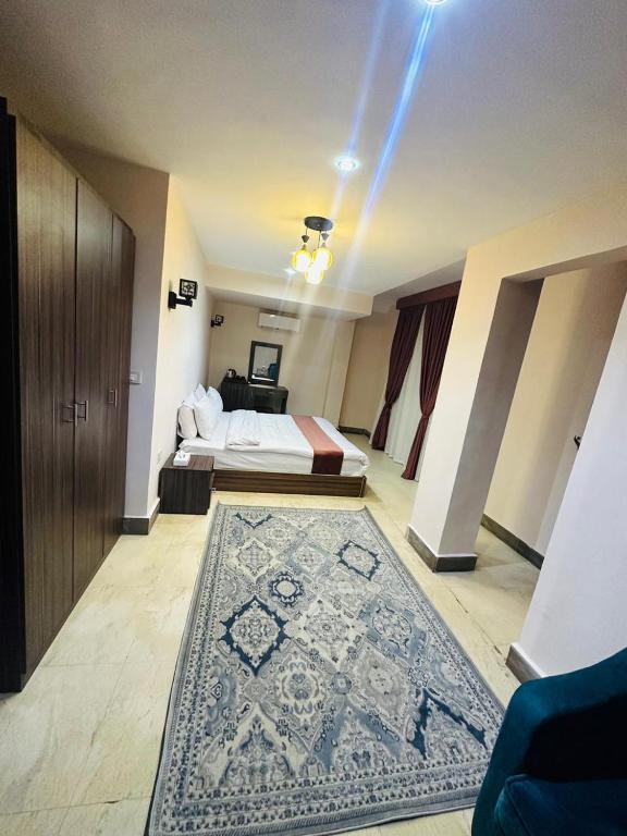 Postel nebo postele na pokoji v ubytování Aziz Egypt Pyramids Hotel