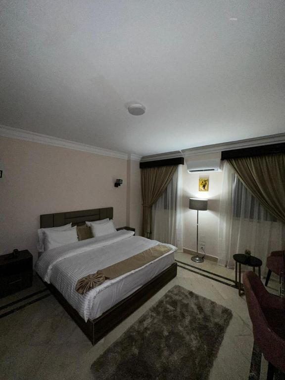 Postel nebo postele na pokoji v ubytování Aziz Egypt Pyramids Hotel