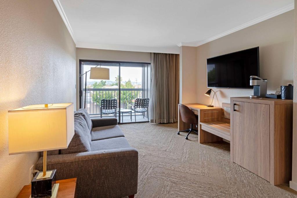 Best Western Plus Inn at the Vines photo