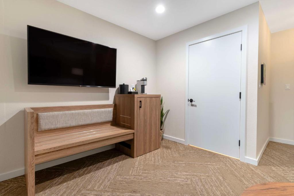 Best Western Plus Inn at the Vines photo
