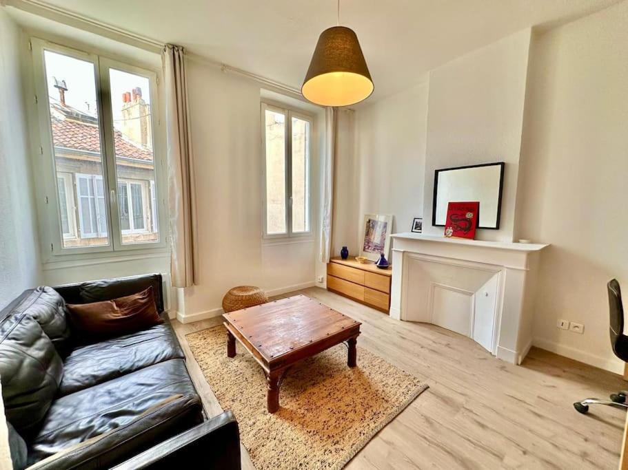 un salon avec un canapé et une table basse dans l'établissement Joli T2 avec cachet La plaine Cours Julien, à Marseille