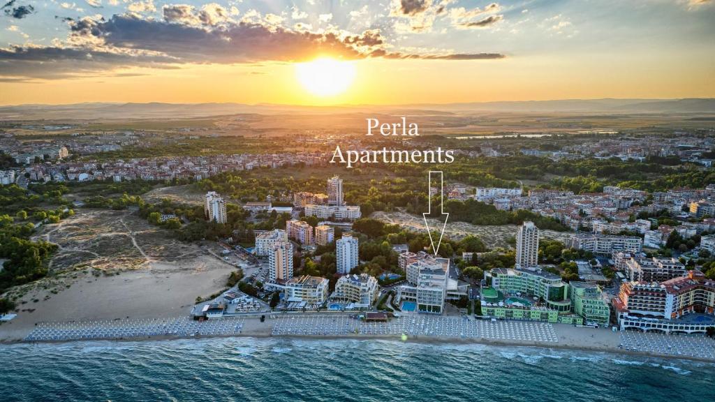 eine Luftaufnahme einer Stadt mit den Worten bezahlte Wohnungen in der Unterkunft Perla Apartments in Nessebar