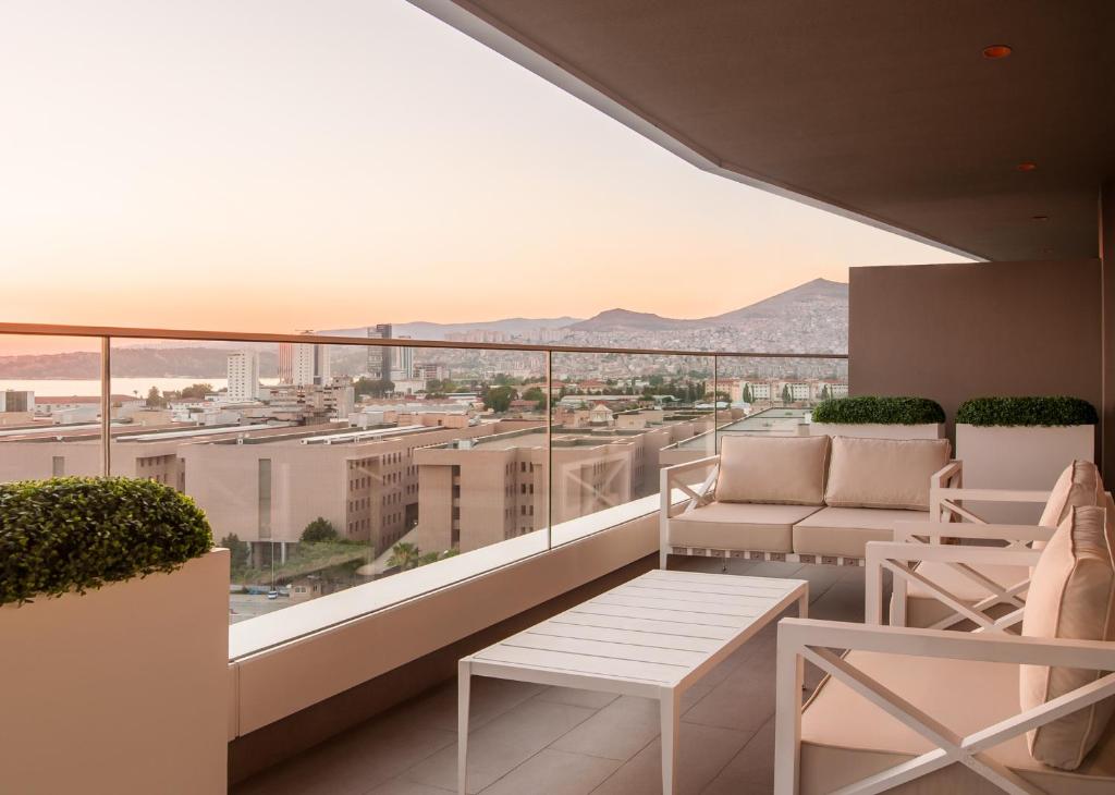 Four Points by Sheraton Izmir - Deluxe Double Room With Sea View