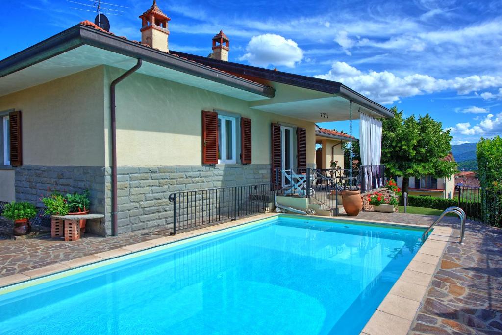 Πισίνα στο ή κοντά στο Villa Pratovecchio by PosarelliVillas