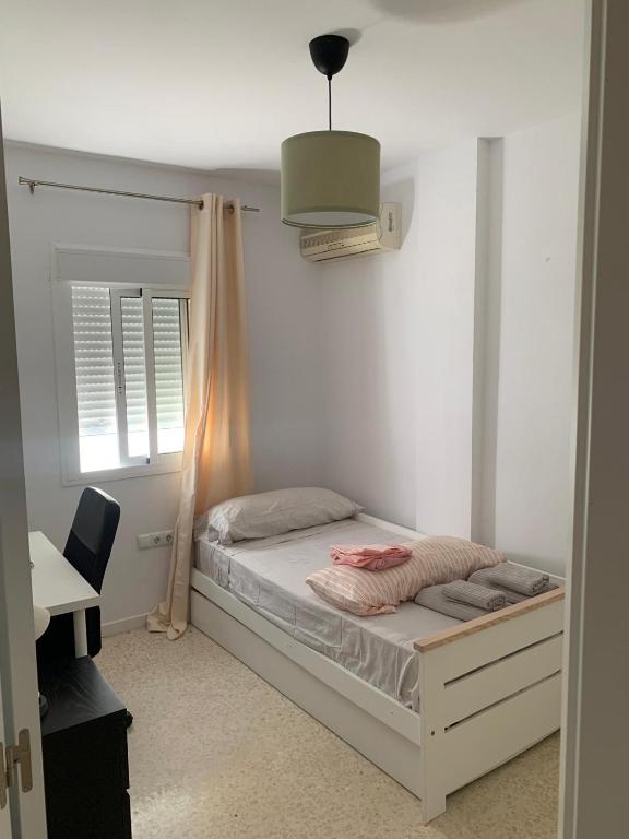 Łóżko lub łóżka w pokoju w obiekcie Casa Amapola - Costa Bahía de Cádiz