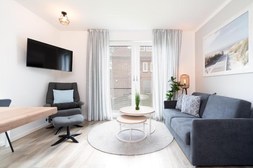 a living room with a couch and a table at Steife Brise Nr 2 in Neustadt in Holstein