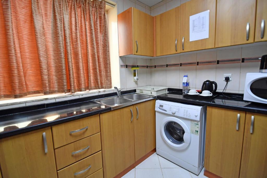 Kuchyň nebo kuchyňský kout v ubytování Emirates Stars Hotel Apartments Sharjah