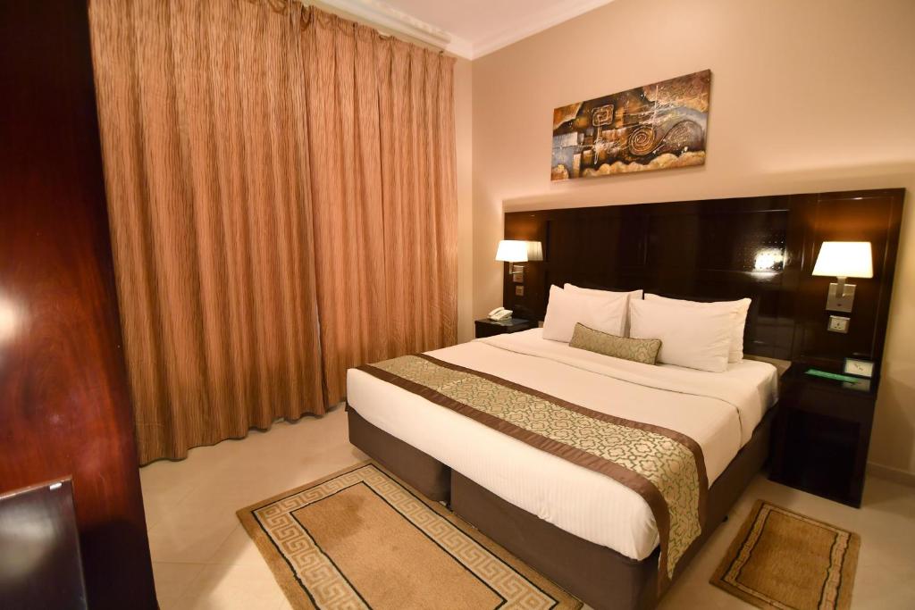 Postel nebo postele na pokoji v ubytování Emirates Stars Hotel Apartments Sharjah