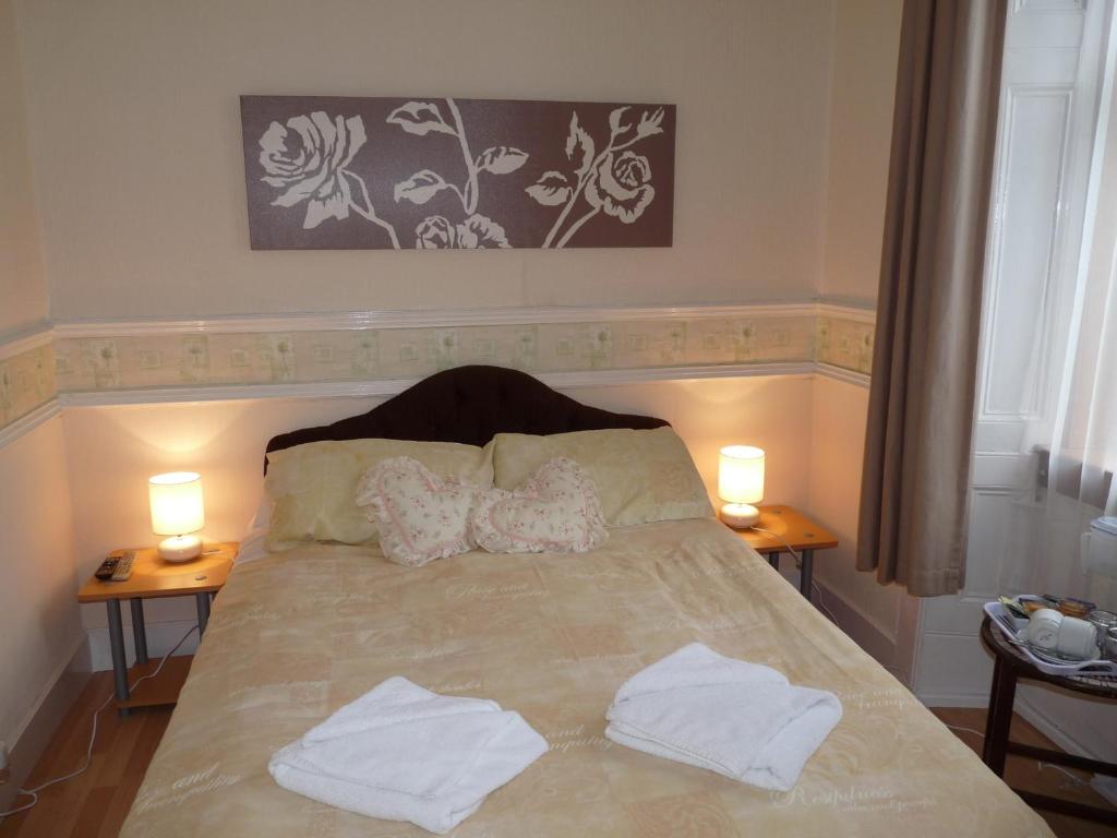 Postel nebo postele na pokoji v ubytování Arbour Guest House