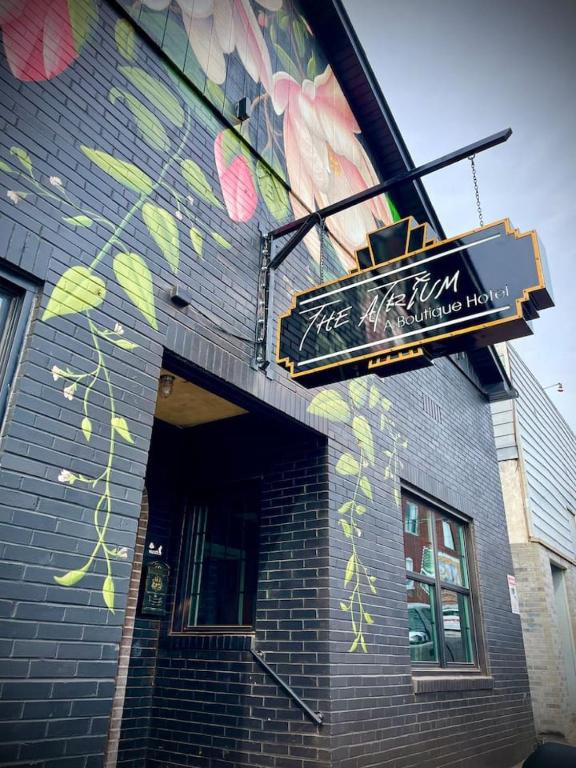 una señal en el lateral de un edificio con un mural en The Atrium - A Boutique Hotel - Suite 16, en Perryville