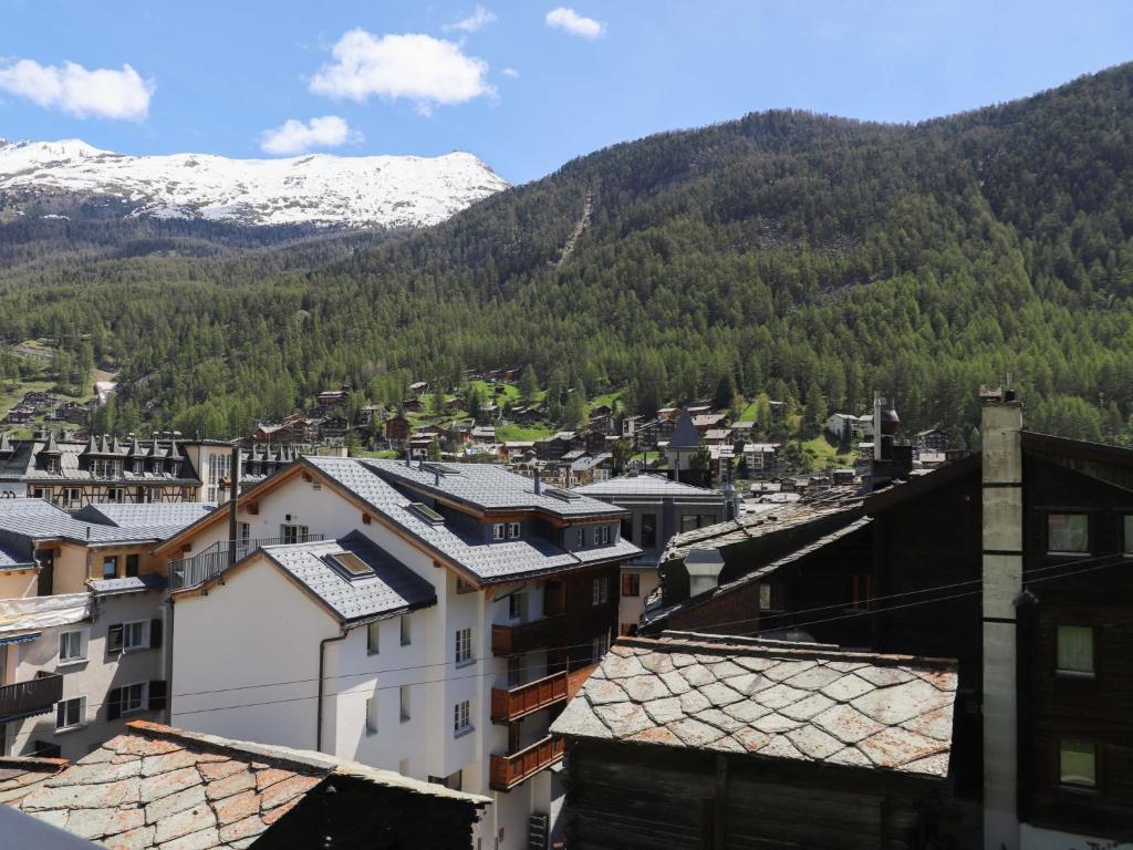 Utsikt mot fjell, enten fra ferieboligen eller fra et annet sted