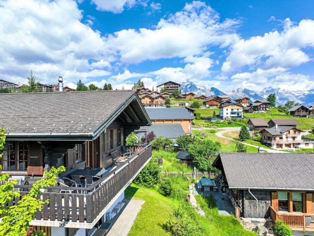 una vista aérea de una localidad con casas y montañas en Chalet Mustela by Interhome, en Nendaz