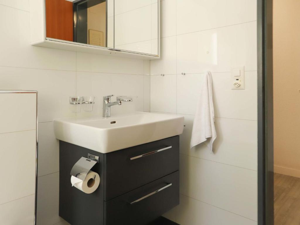 Koupelna v ubytování Apartment Matten - Utoring-13 by Interhome