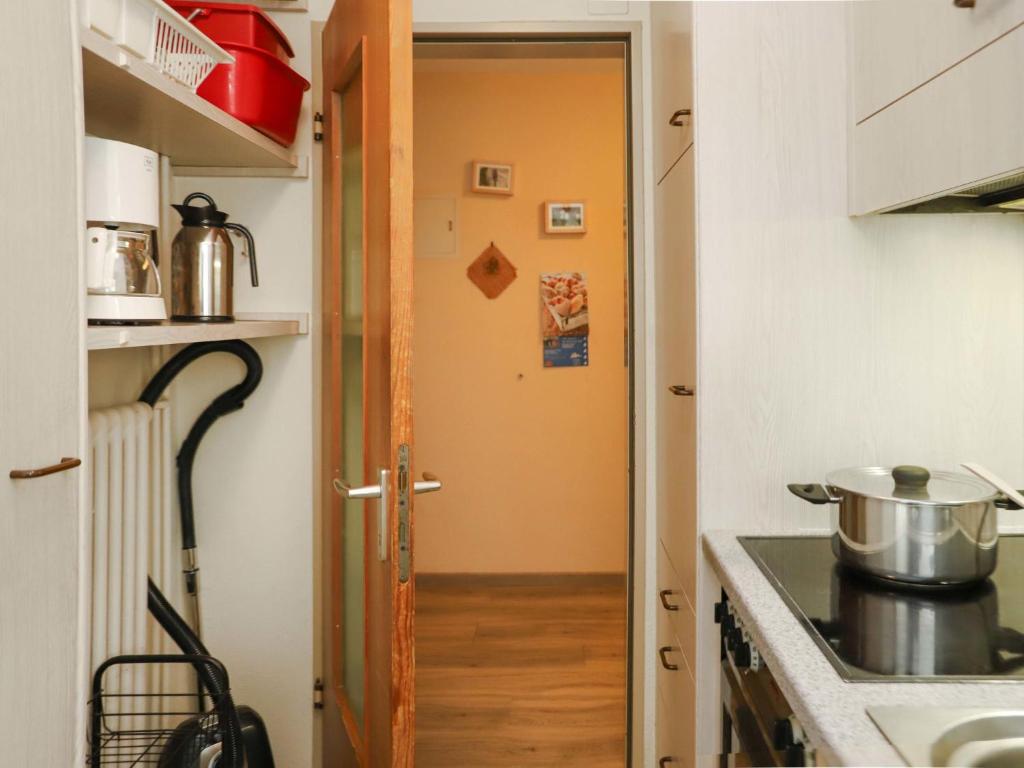 Kuchyň nebo kuchyňský kout v ubytování Apartment Matten - Utoring-18 by Interhome