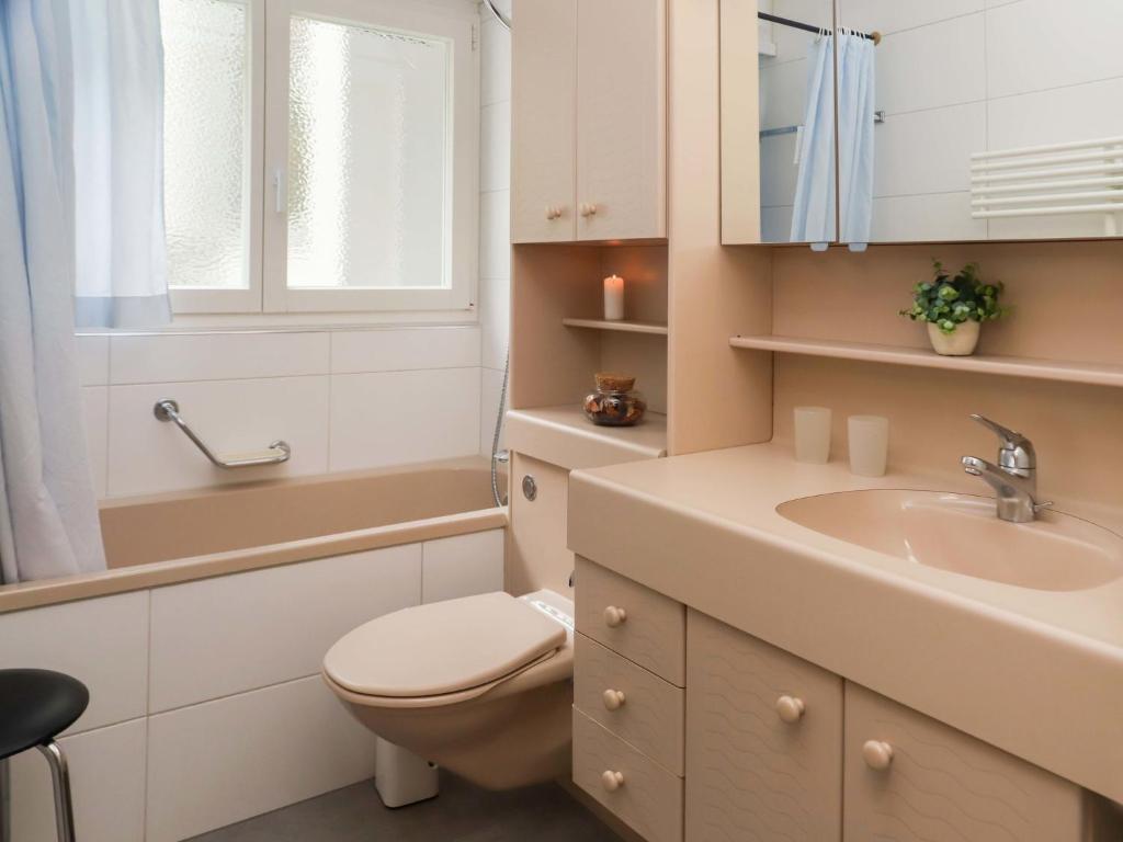 Koupelna v ubytování Apartment Matten - Utoring-18 by Interhome