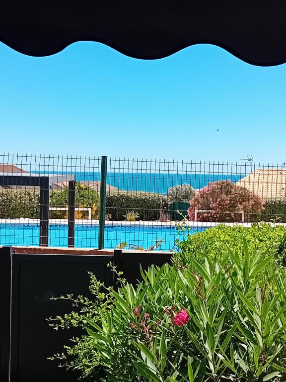 - une vue sur la piscine depuis le balcon du complexe dans l'établissement T1 bis cabine vue mer et piscine occitanie, à Fleury
