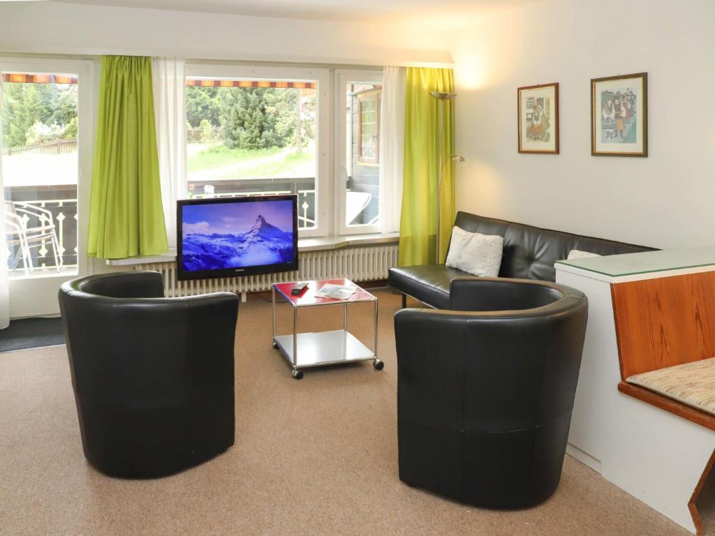 TV a/nebo společenská místnost v ubytování Apartment Matten - Utoring-12 by Interhome