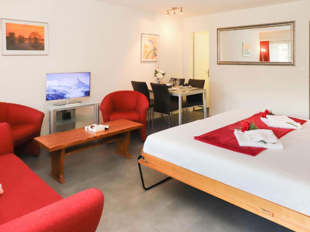 TV a/nebo společenská místnost v ubytování Apartment Matten - Utoring-9 by Interhome