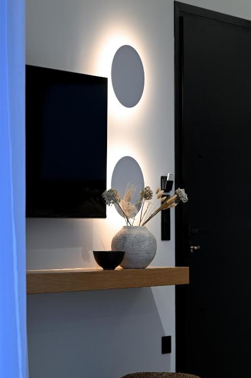 TV a/nebo společenská místnost v ubytování Etherial View Villas Skiathos