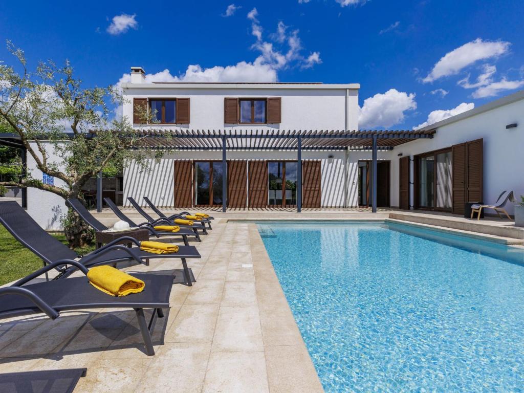 basen z leżakami i dom w obiekcie Villa Luna Rossa by Interhome w mieście Sveti Petar u Šumi