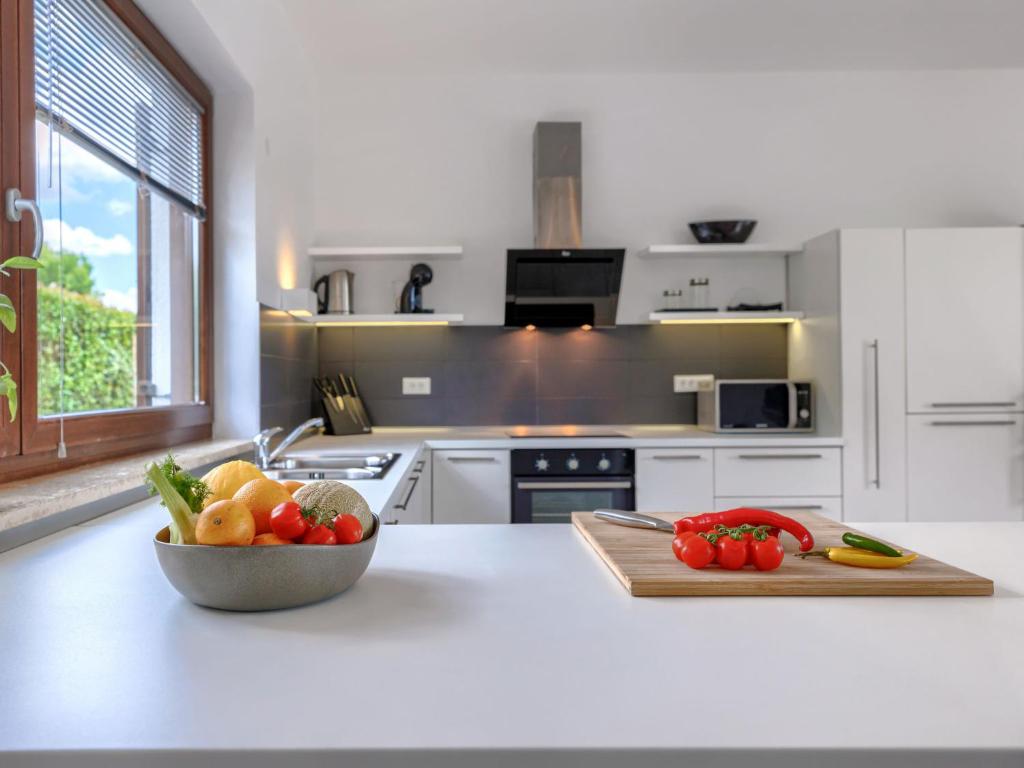 Kuchnia lub aneks kuchenny w obiekcie Villa Luna Rossa by Interhome