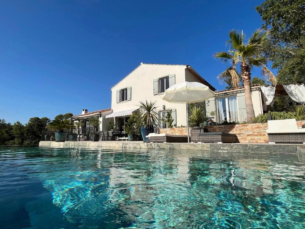 une maison et une piscine devant une maison dans l'établissement Villa Alba en Provence, à Besse-sur-Issole