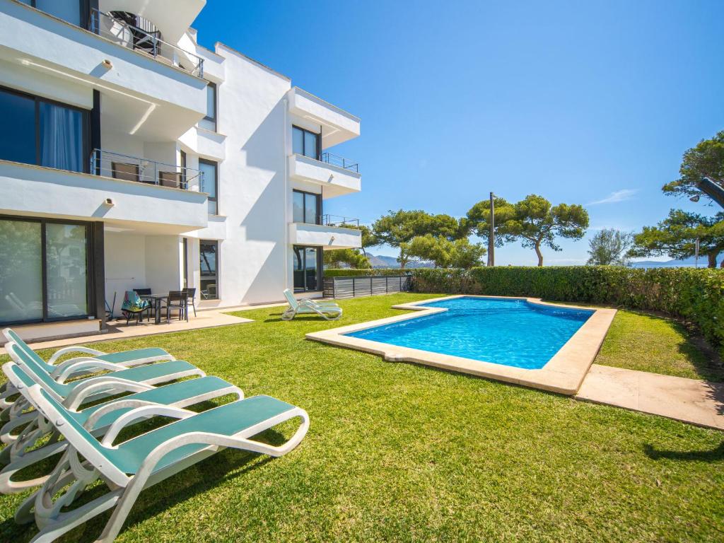 una villa con piscina y tumbonas en Apartment Oratge Beach Views by Interhome, en Puerto Pollensa