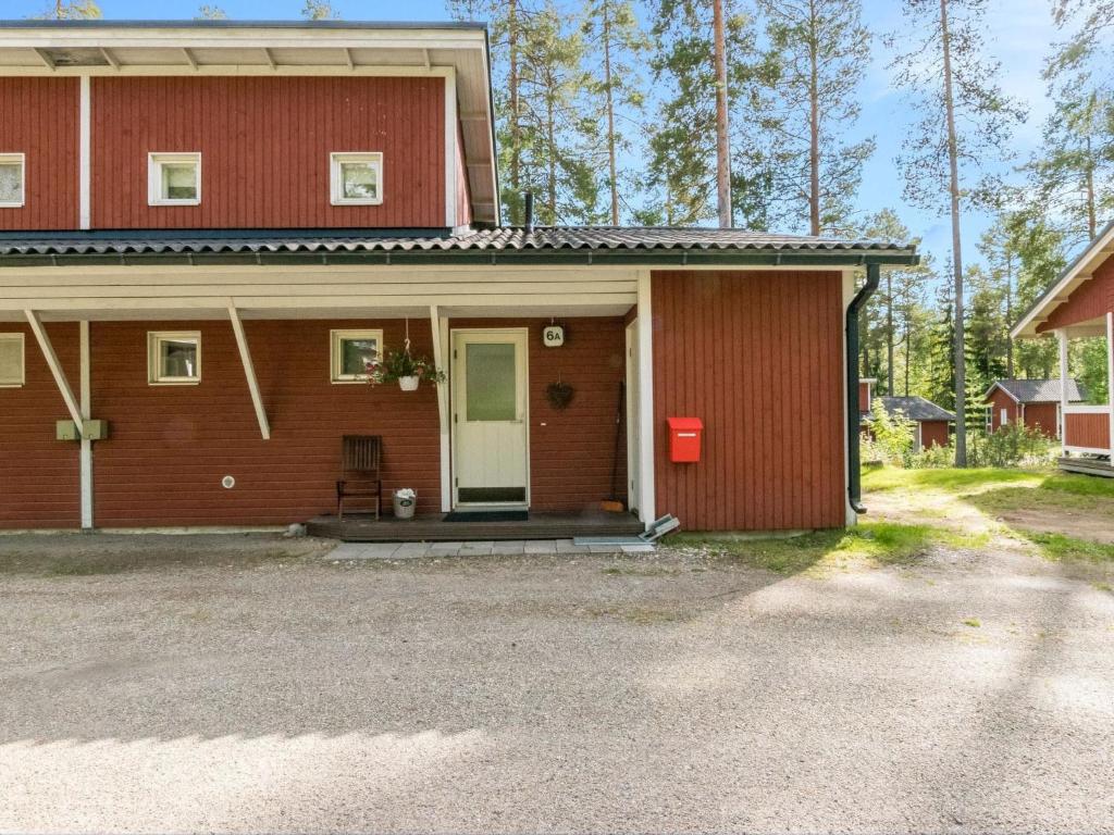 ein Haus mit einem roten Haus mit einer Auffahrt in der Unterkunft Holiday Home Lomakatti 6 a by Interhome in Vuokatti