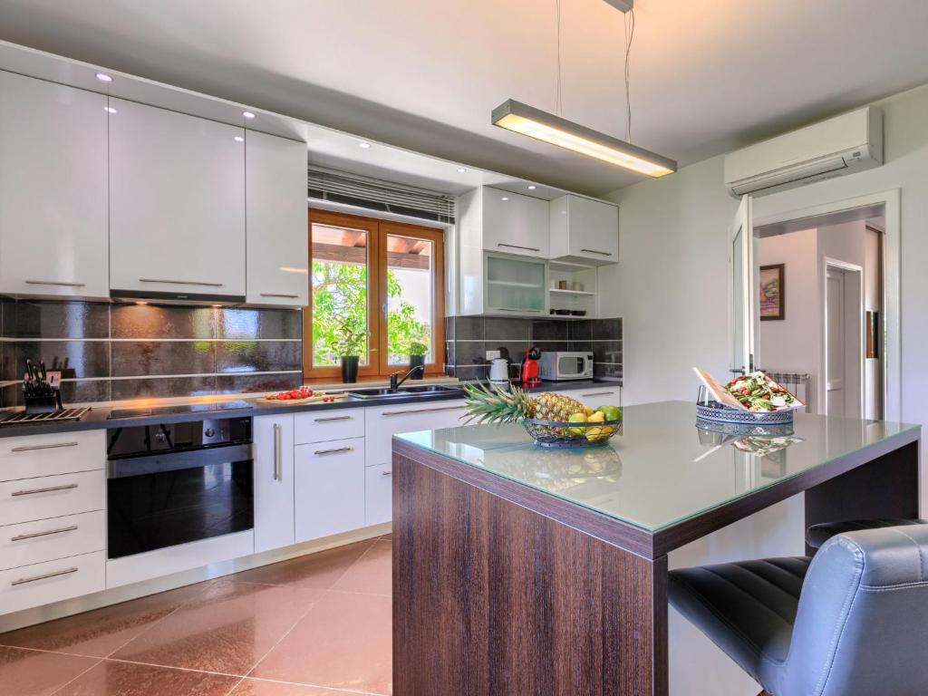 Kuchyň nebo kuchyňský kout v ubytování Villa Anastasia by Interhome