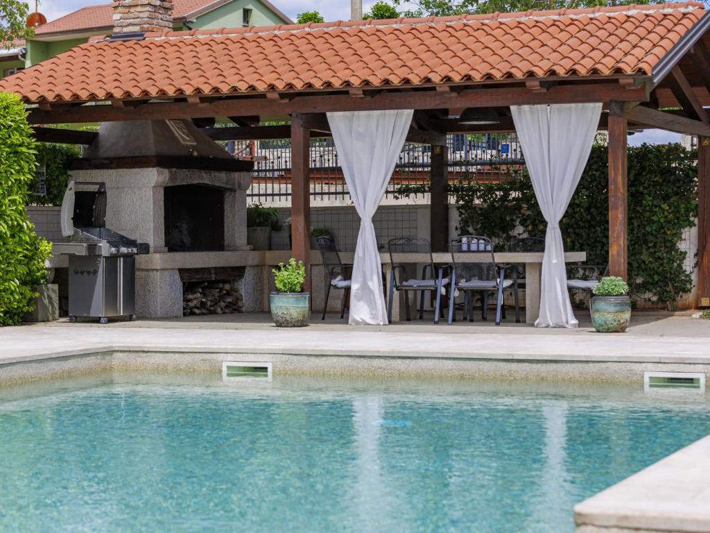Bazén v ubytování Villa Anastasia by Interhome nebo v jeho okolí