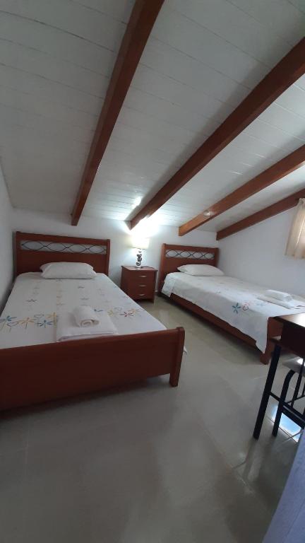 Un dormitorio con dos camas y un escritorio. en Χristinas loft, en Parga
