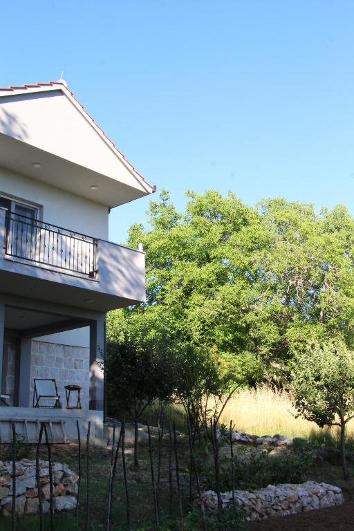 a house with a fence in front of a yard at Studio apartment Lila in Dicmo
