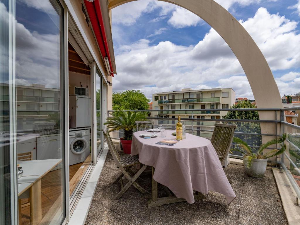 - une table sur un balcon avec vue sur un bâtiment dans l'établissement Apartment Hunier by Interhome, à Arcachon