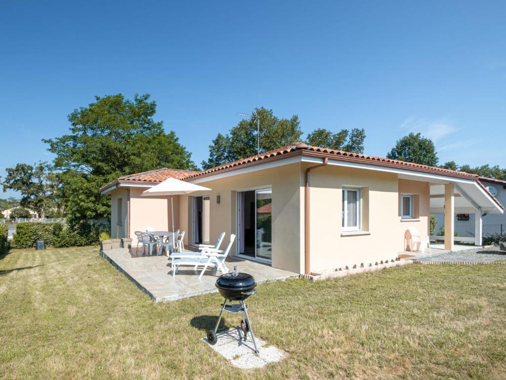 a small house with a grill in the yard at Holiday Home Carraou by Interhome in Vielle-Saint-Girons