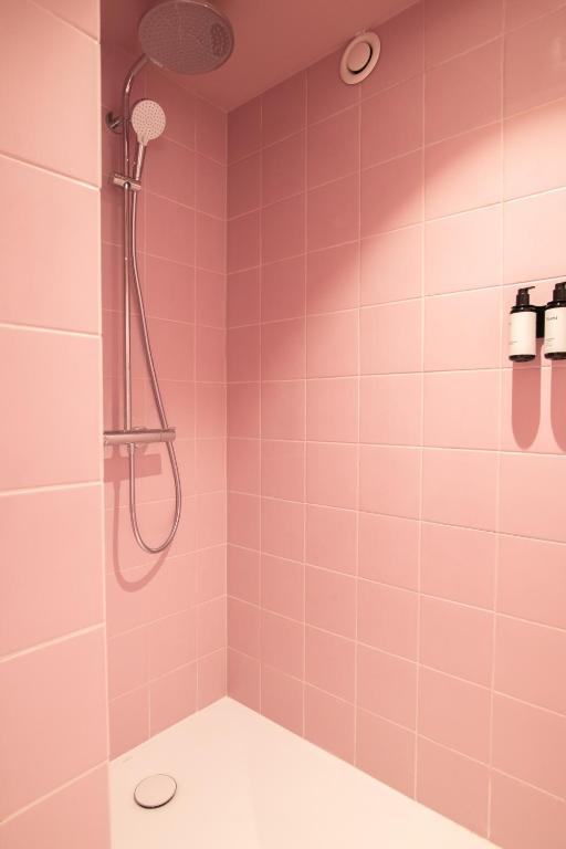 Koupelna v ubytování ZAELIG Hotel