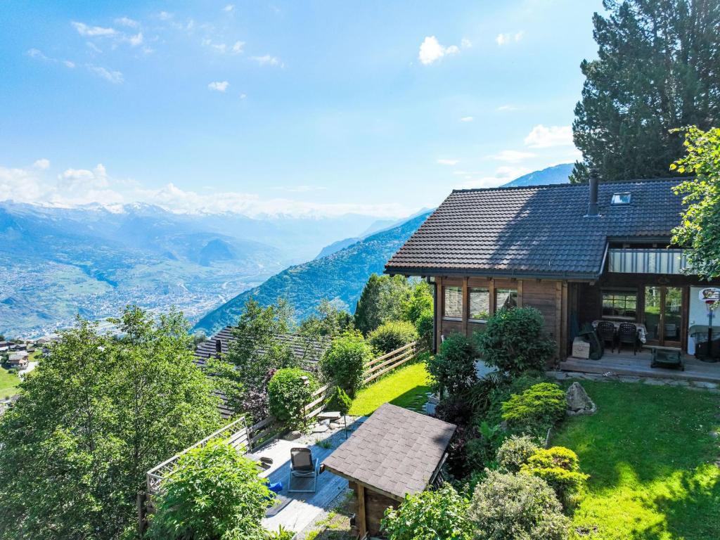een huis met uitzicht op de bergen bij Chalet L'aïeul by Interhome in Nendaz