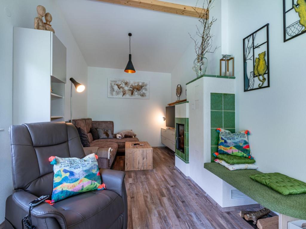 Posezení v ubytování Holiday Home Sonnenteich-Haus by Interhome