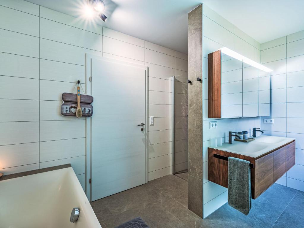 Koupelna v ubytování Holiday Home Sonnenteich-Haus by Interhome