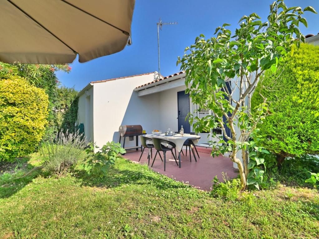 Κήπος έξω από το Holiday Home La Parie 2 by Interhome