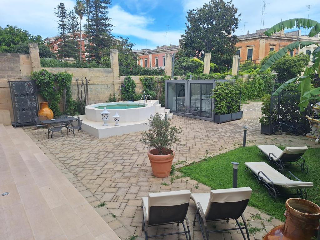 A garden outside Dimora Charleston Lecce parcheggio privato in loco gratis