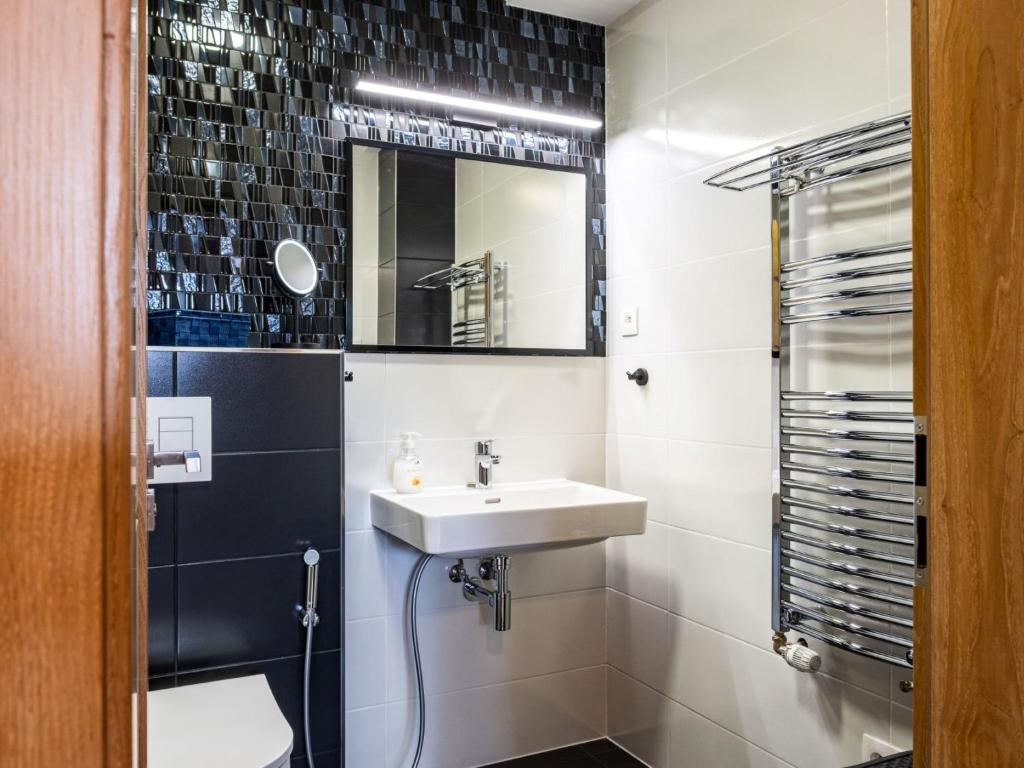 Koupelna v ubytování Apartment Miner's Lodge Mini by Interhome