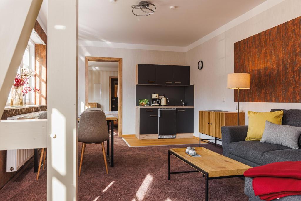 een woonkamer met een bank en een tafel bij Gut Beinrode in Kallmerode