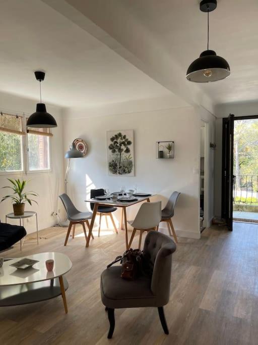 un salon avec une table et des chaises dans l'établissement Saint Aygulf près de la plage, à Fréjus