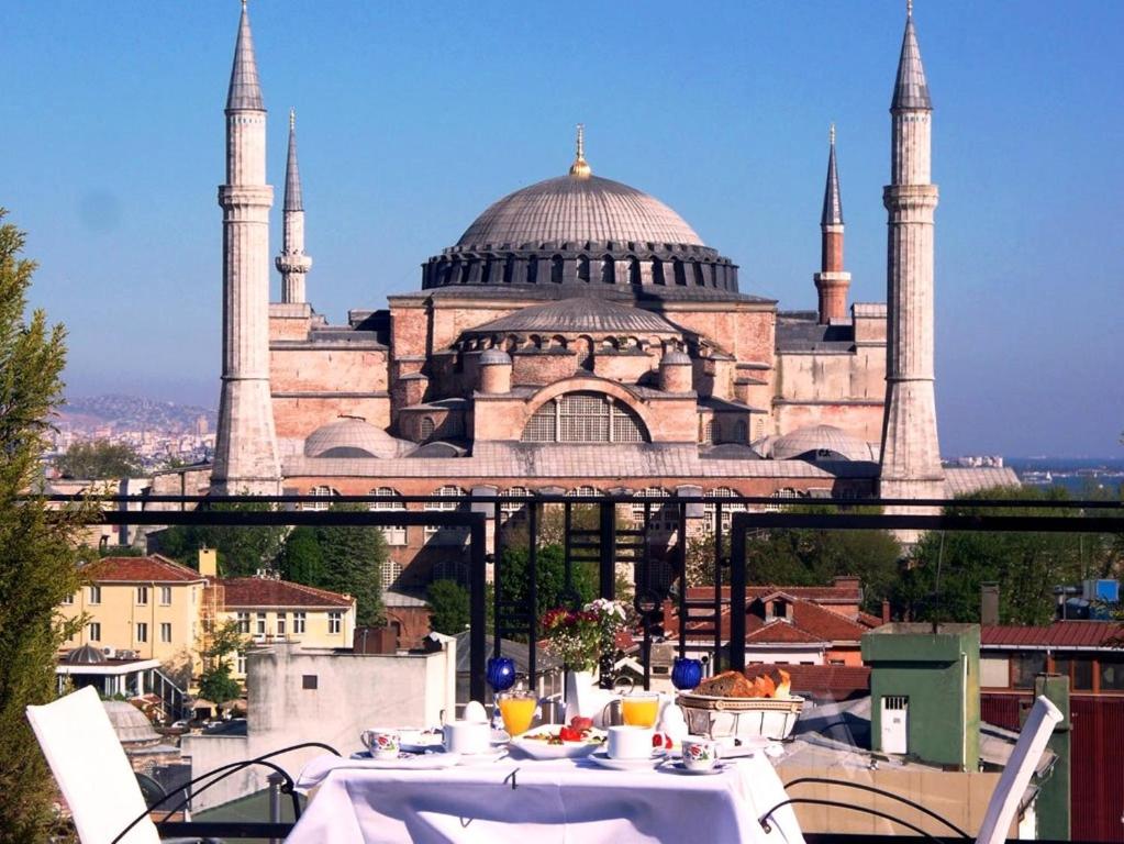 イスタンブールにあるAgora Life Hotel - Special Classのテーブルと食べ物が置かれた建物の景色