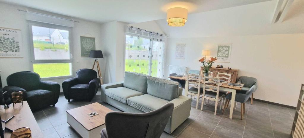 un salon avec un canapé, une table et des chaises dans l'établissement Maison Moderne proche du centre de Baden, à Baden