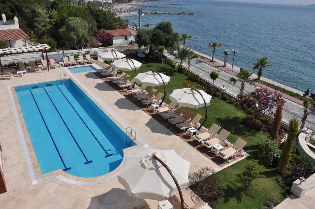una vista aérea de la piscina en un complejo en Hotel Turiya, en Turgutreis