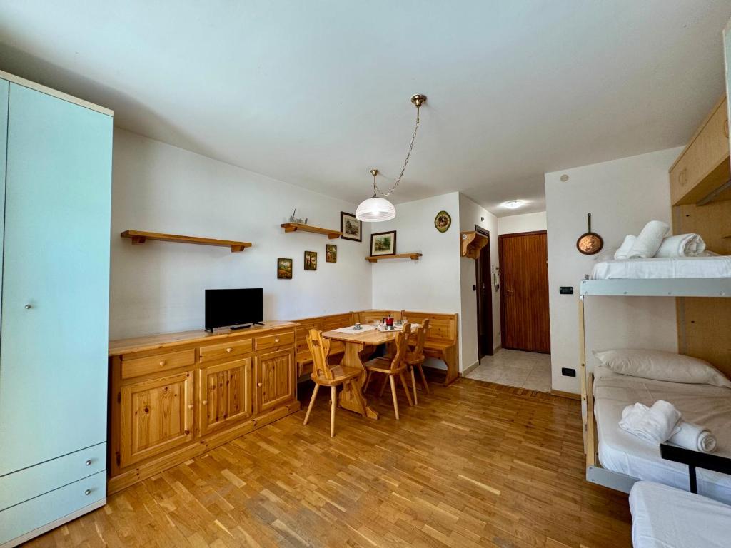 塞斯特雷Hostdomus- Terrace Apartment的一间带书桌的房间和一间带床的卧室