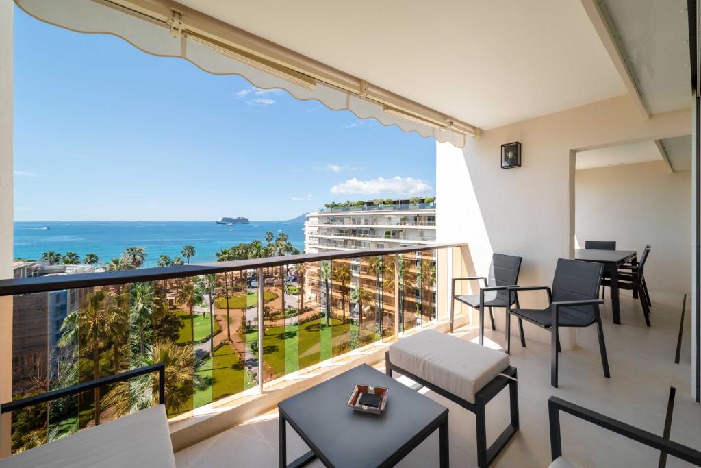 un balcon avec vue sur l'océan dans l'établissement Charming oasis with terrace 4 BD- 8P - Cannes, à Cannes
