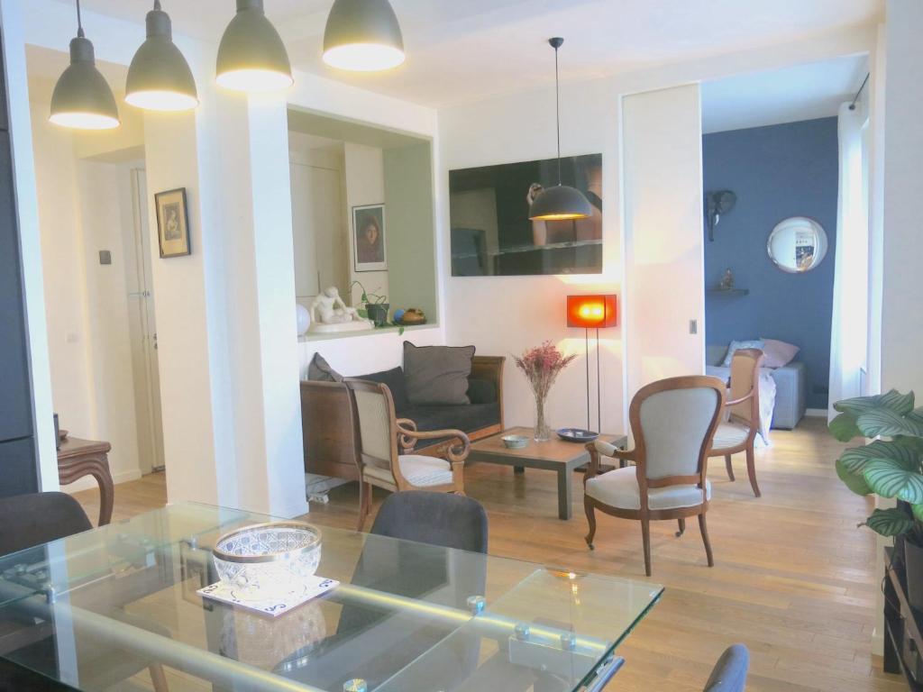 un salon avec une table en verre et des chaises dans l'établissement ROOMMATE SHARE COLOCATION 1 bedroom in two bedroom Luxe Marais Bretagne CityCosy, à Paris